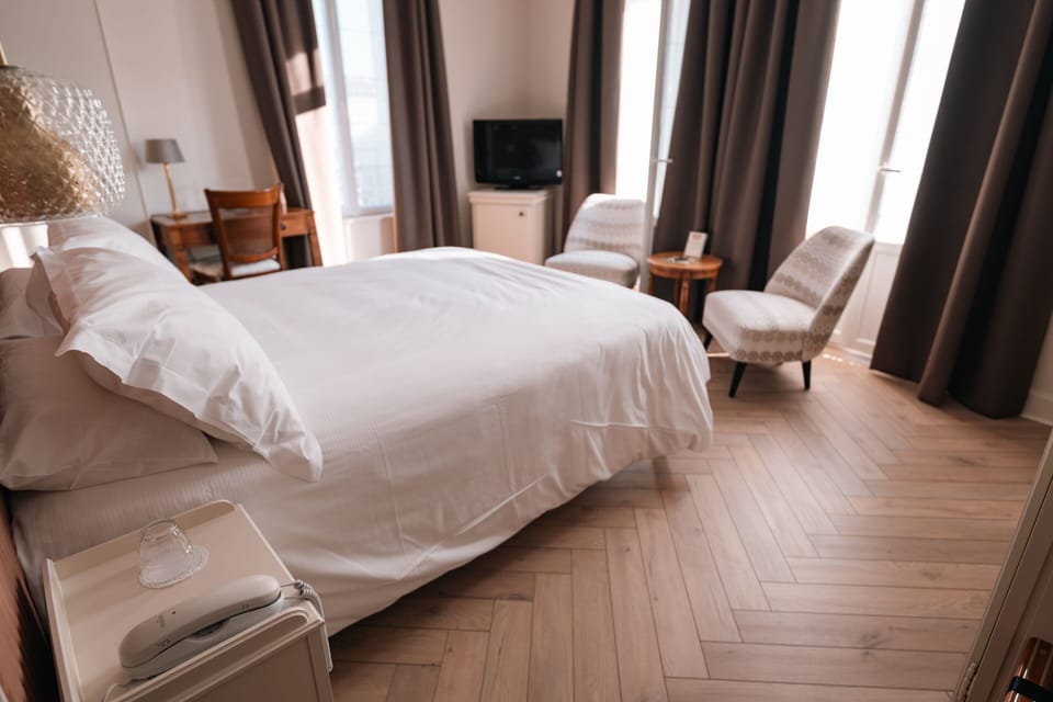 Superior Double Room, Ensuite (Supérieure) | In-room safe, blackout drapes, soundproofing, WiFi (free)