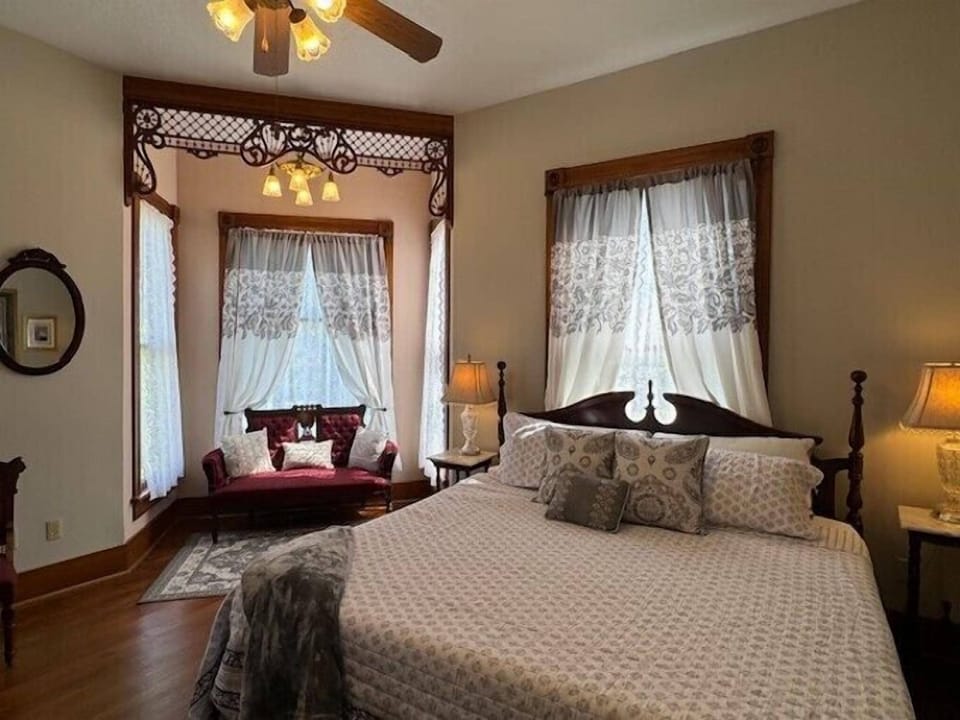 Magnolia Room | Premium bedding, memory foam beds, WiFi (free), individually furnished