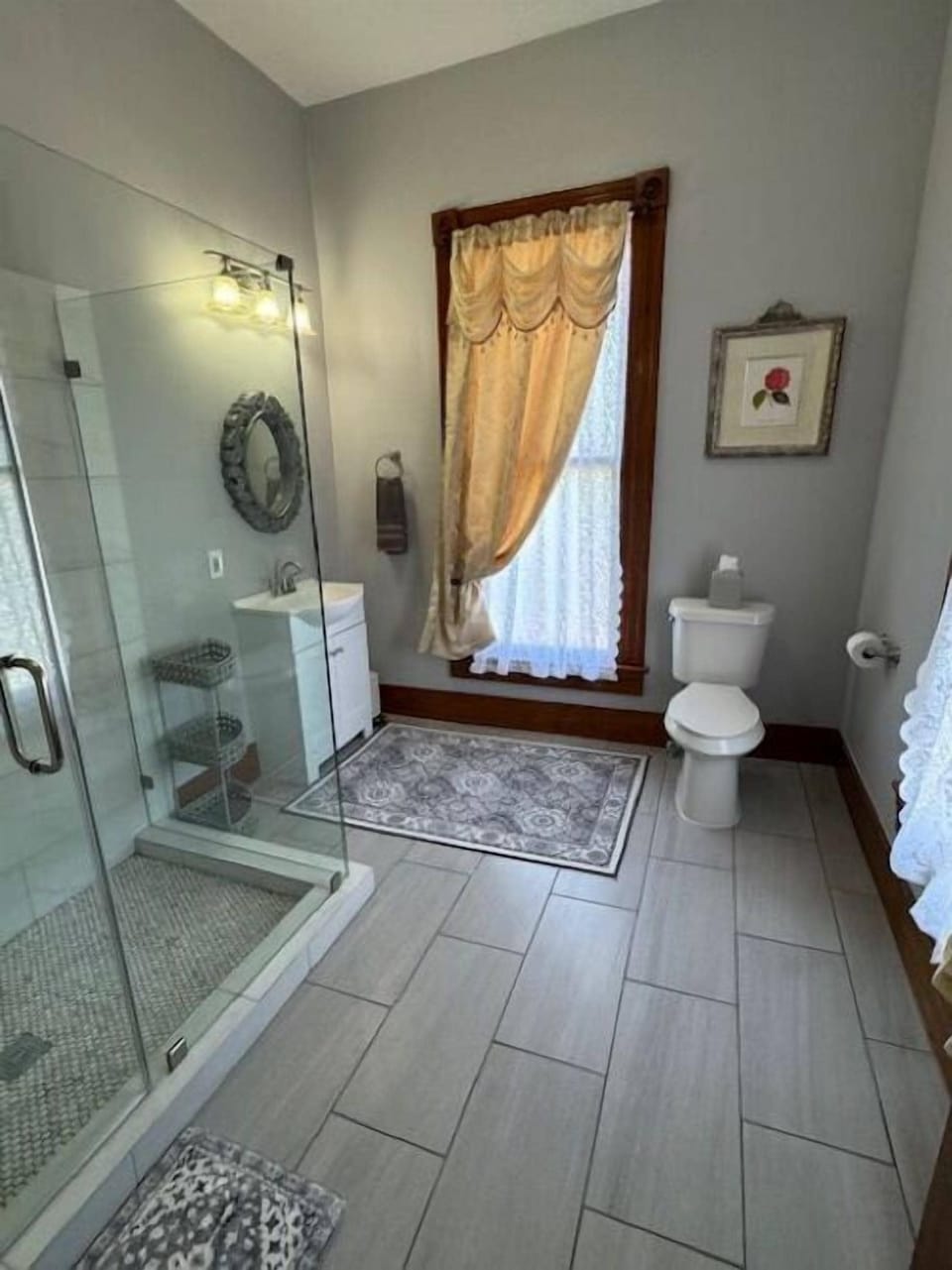 Tulip Room | Bathroom | Shower, hydromassage showerhead, hair dryer, towels