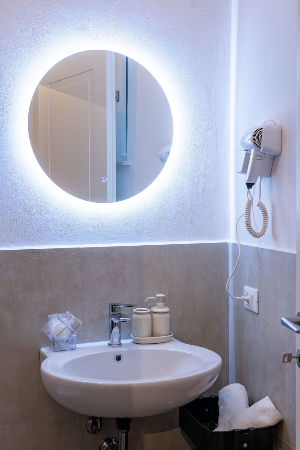 Superior Room, 1 Queen Bed, Air conditioning, Ground Floor | Bathroom | Shower, rainfall showerhead, free toiletries, hair dryer