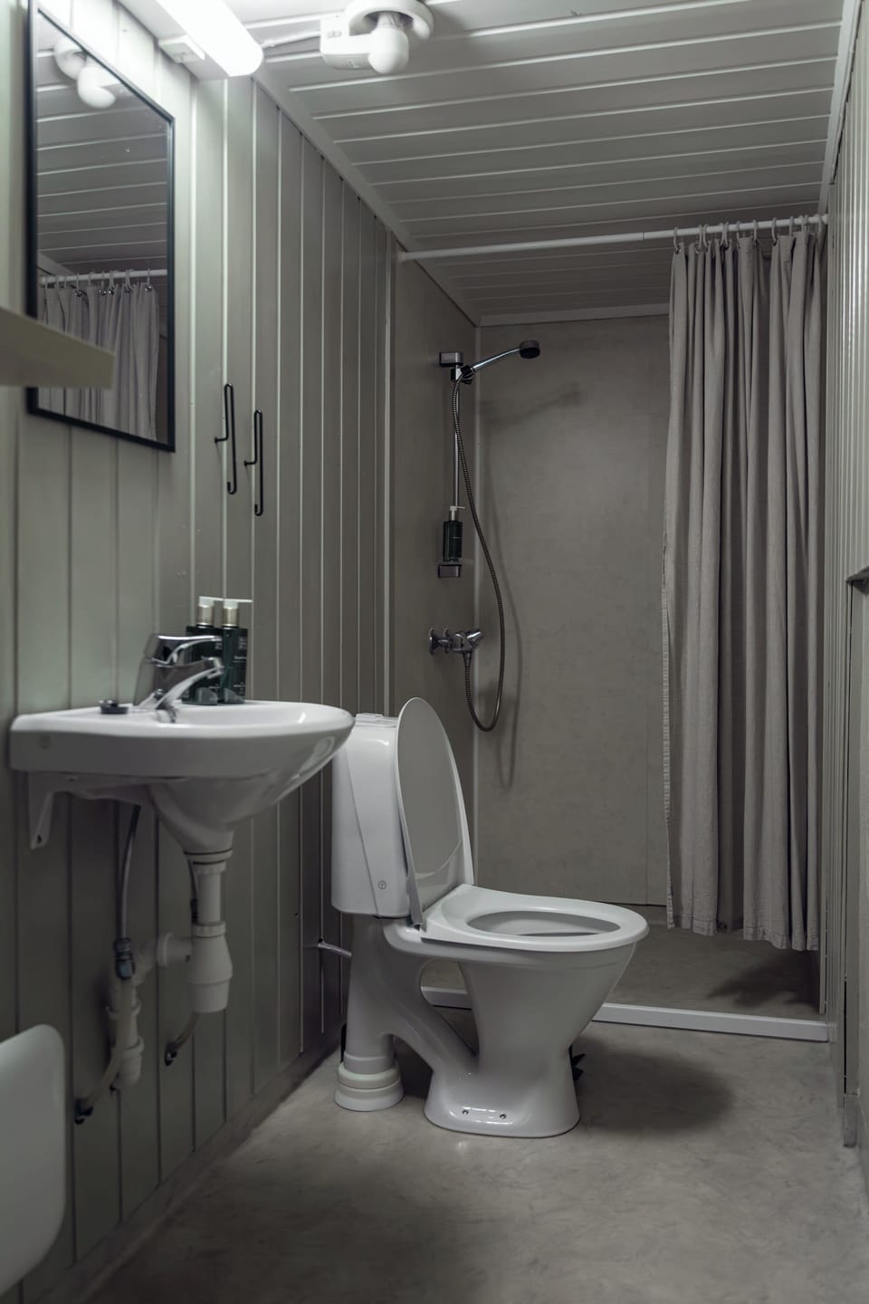Classic Condo | Bathroom | Towels, toilet paper