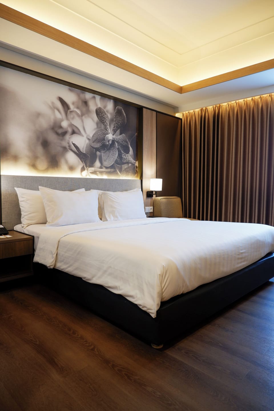 Deluxe Room (King) | Premium bedding, minibar, in-room safe, desk