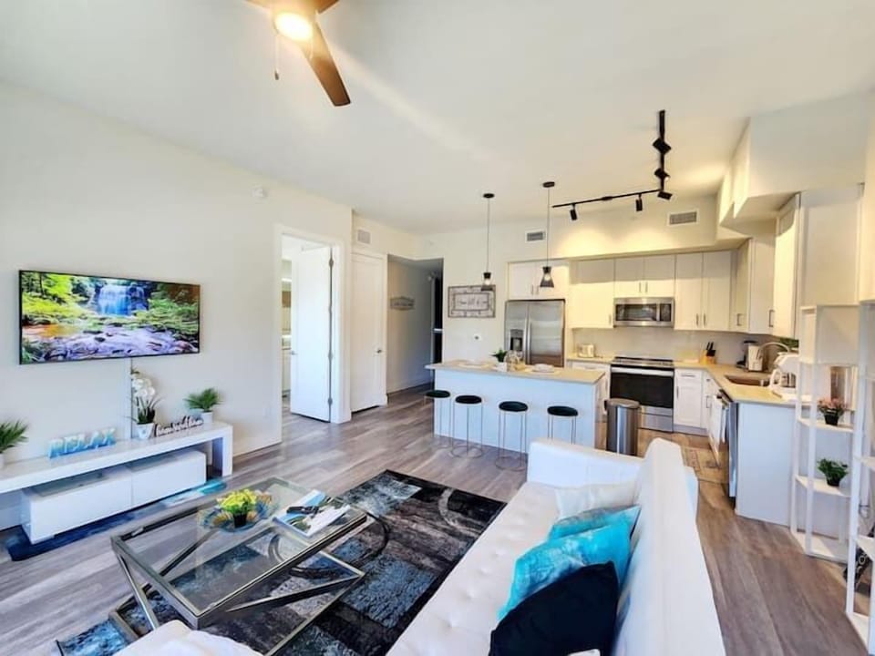 Luxury Apartment | Living area | Flat-screen TV, Netflix, Hulu, streaming services