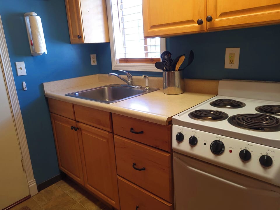 Room 6, Studio w/Kitchen, no pet | Private kitchen | Fridge, microwave, coffee/tea maker, cookware/dishes/utensils