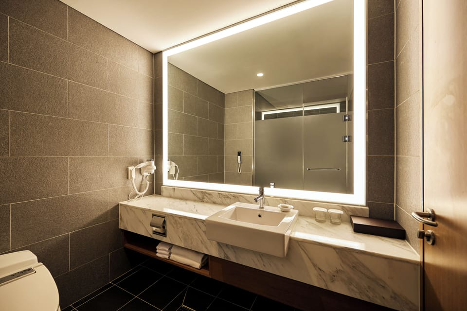 Mayplace Suite - No Parking | Bathroom | Hair dryer, bathrobes, slippers, towels