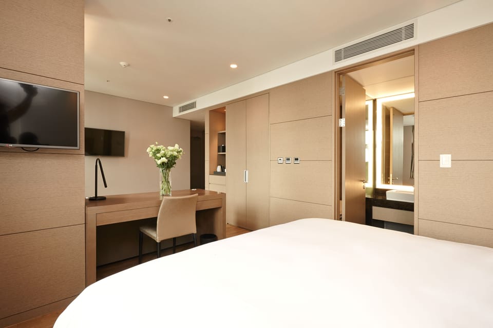 Corner Suite - No Parking | Premium bedding, in-room safe, desk, free WiFi