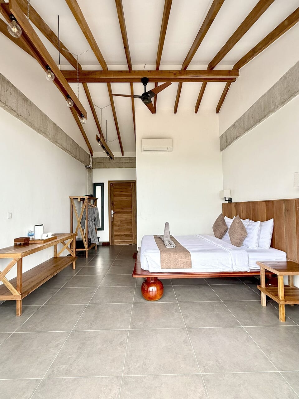 Deluxe Double Room, 1 King Bed | Minibar, in-room safe, bed sheets