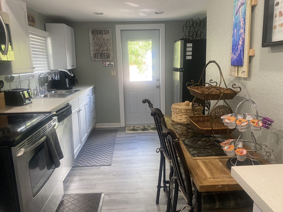 Basic House | Private kitchen | Dining tables