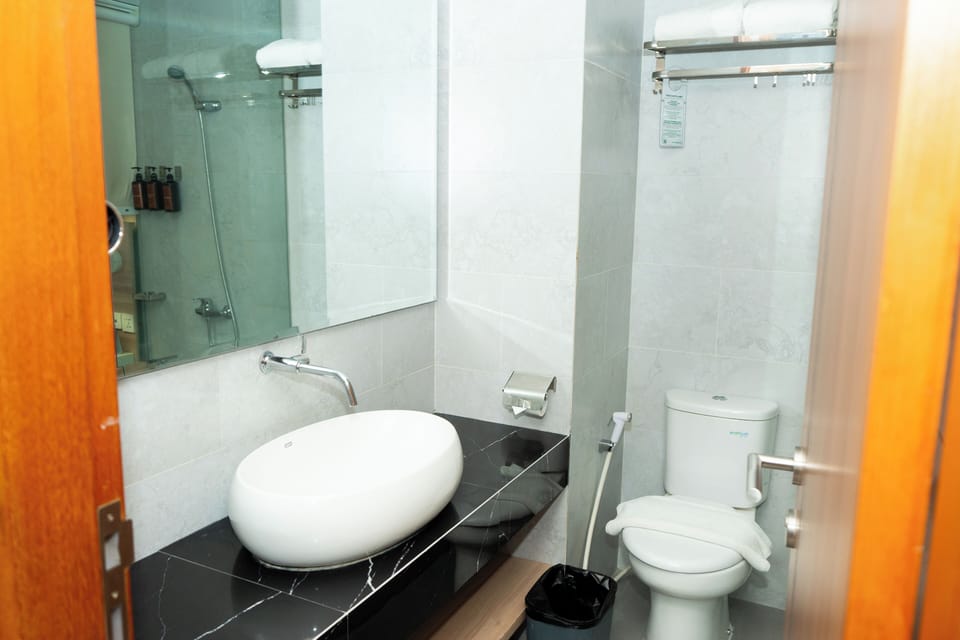 Shower, rainfall showerhead, free toiletries, hair dryer