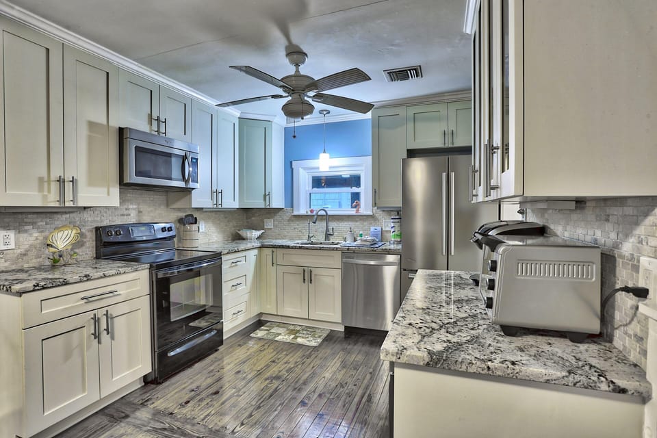 House, 2 Queen Beds (Good Vibrations - Beach House) | Private kitchen | Oven