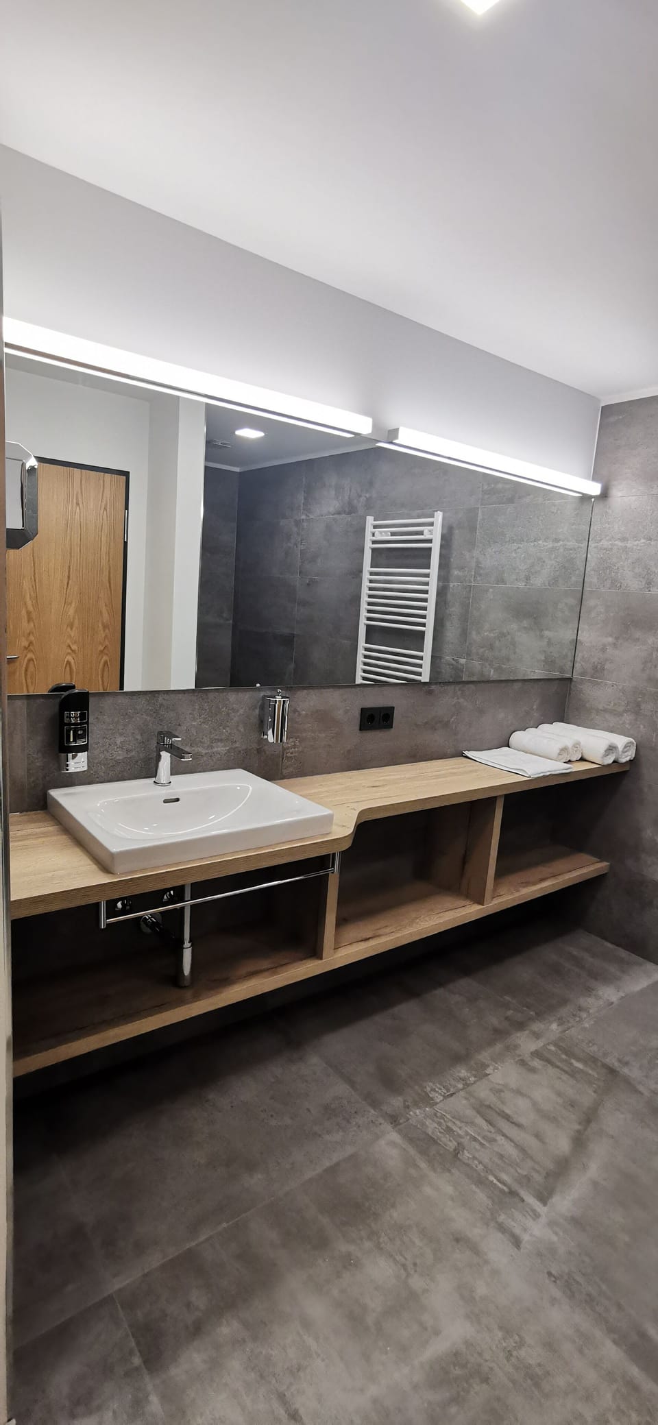 Exclusive Double Room | Bathroom | Shower, hair dryer, towels