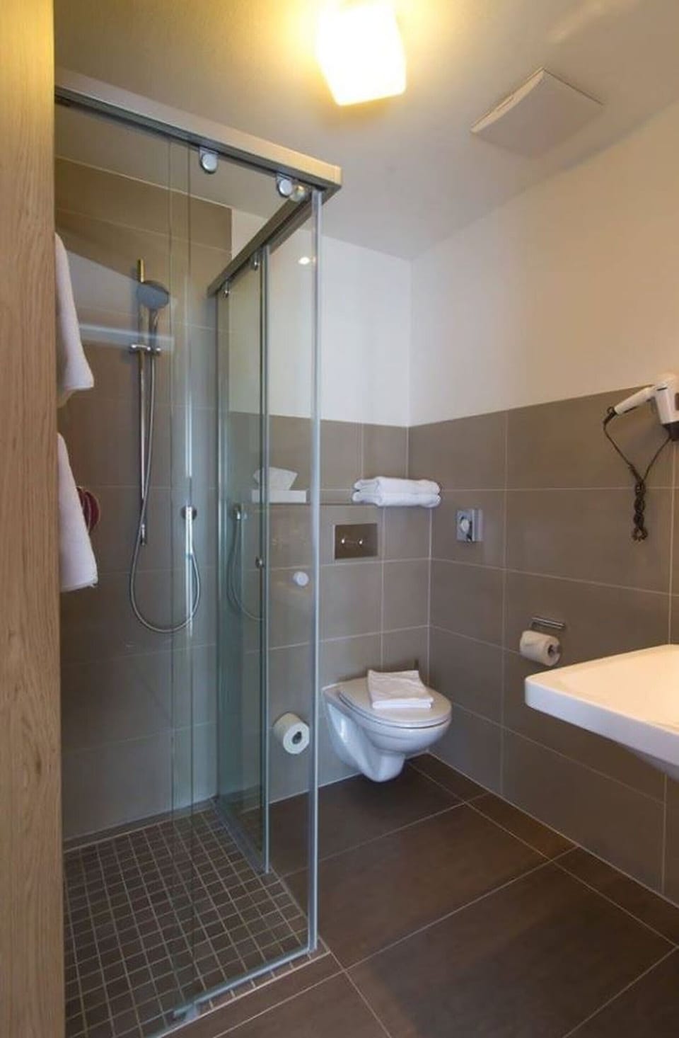 Standard Double Room | Bathroom | Shower, hair dryer, towels