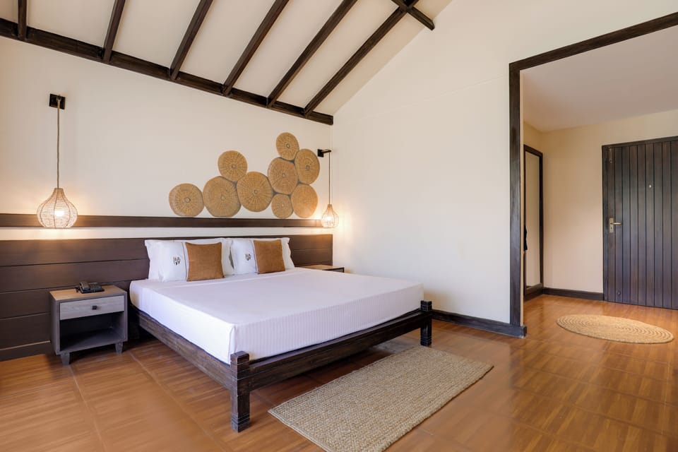 Deluxe King Cottage | In-room safe, desk, blackout drapes, soundproofing
