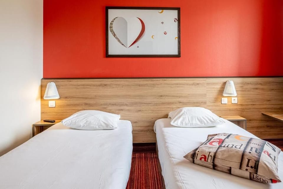 Twin Room | Desk, soundproofing, cribs (free), WiFi (free)