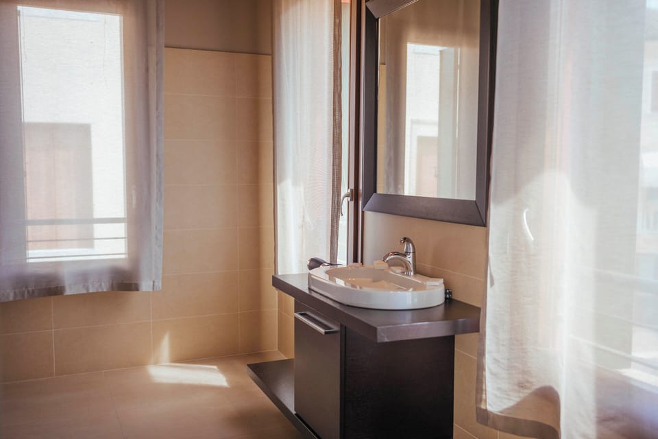 Shower, towels