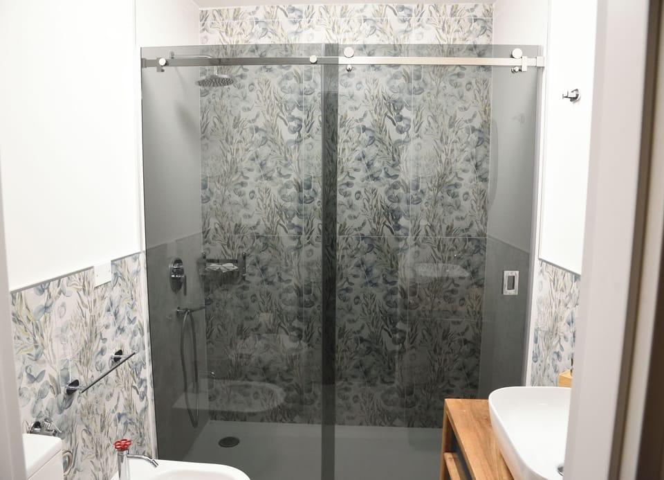 Shower, rainfall showerhead, free toiletries, hair dryer