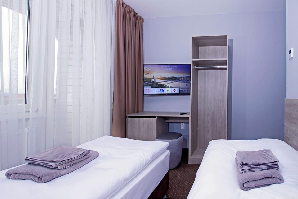 Premium Twin Room | Desk, laptop workspace, free WiFi