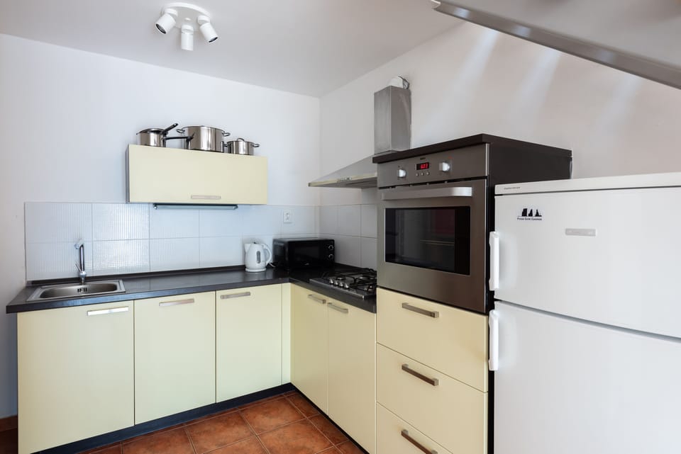 Comfort Apartment | Private kitchen | Fridge, microwave, oven, stovetop