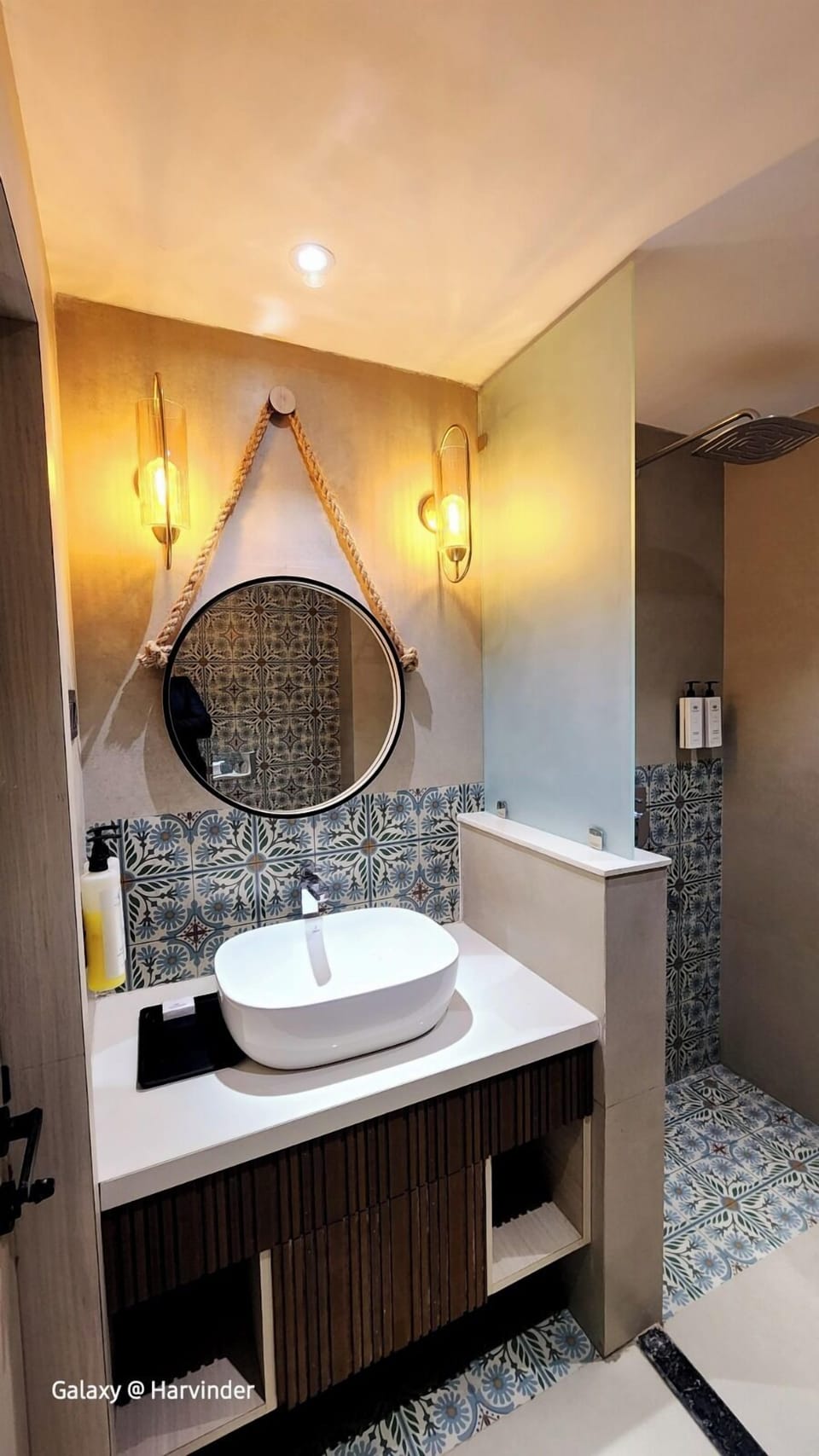 Deluxe Room | Bathroom | Shower, rainfall showerhead, slippers, towels
