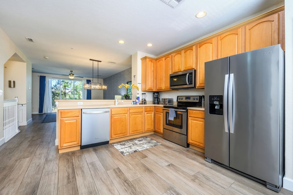 Apartment (New Listing, Beautiful Vacation Townh) | Private kitchen | Cookware/dishes/utensils