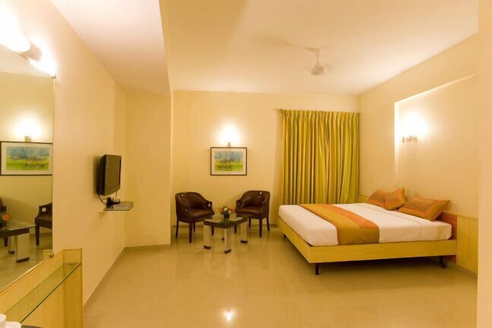 Premium Suite, 1 Queen Bed, Private Bathroom, City View | Premium bedding, down comforters, minibar, desk