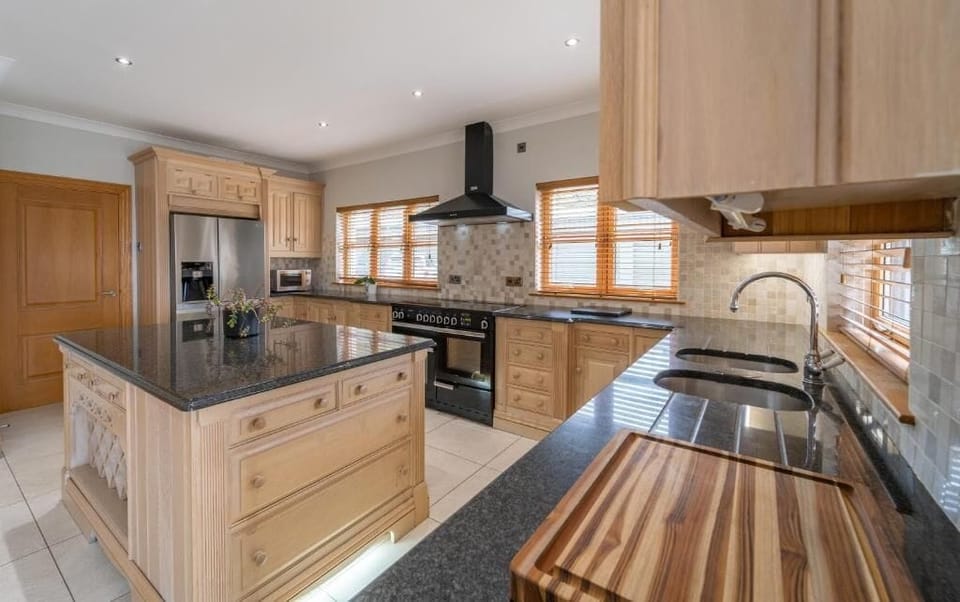 Deluxe House | Private kitchen | Full-size fridge, oven, electric kettle, cookware/dishes/utensils