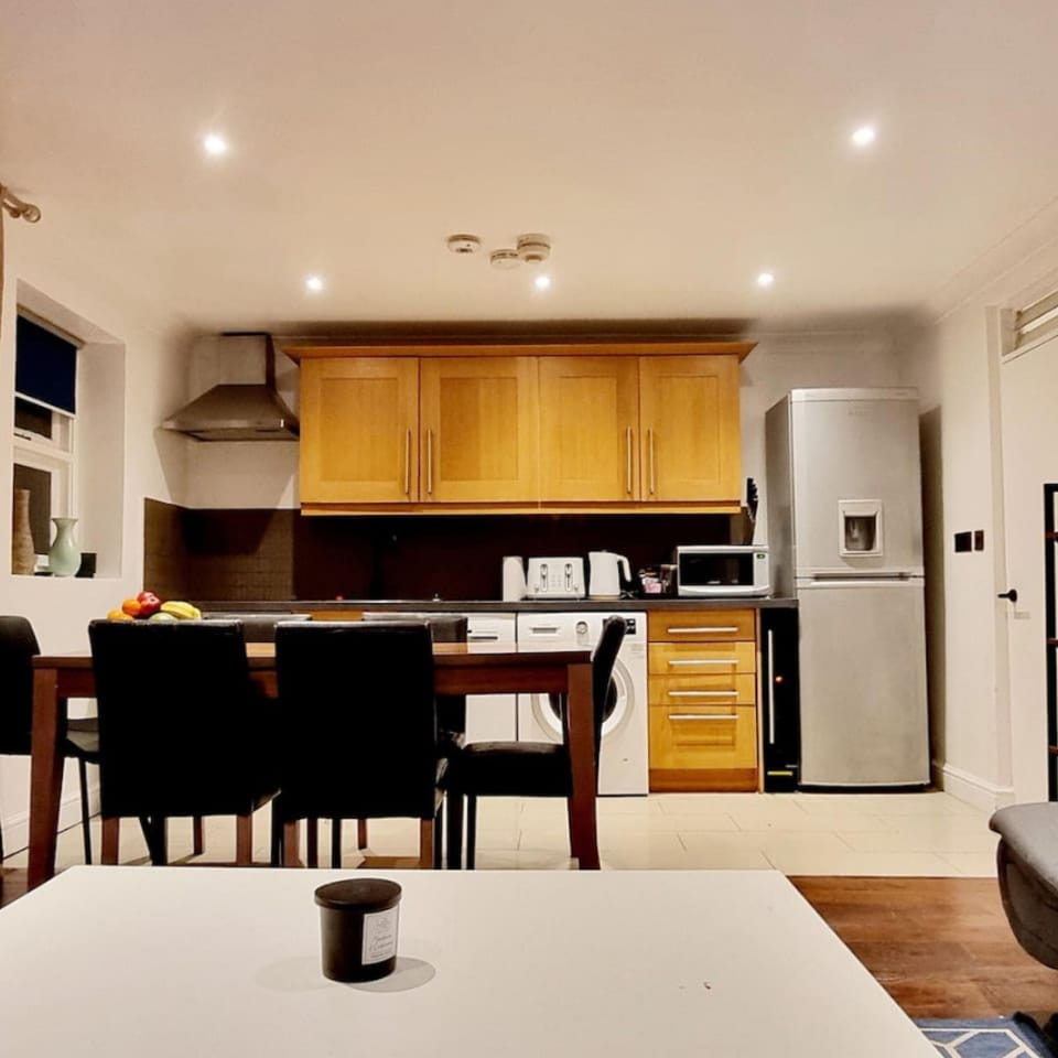 House | 4 bedrooms, desk