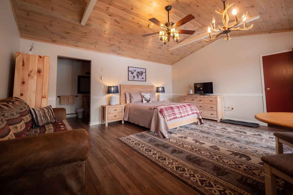 Classic Studio | Individually decorated, individually furnished, desk, laptop workspace