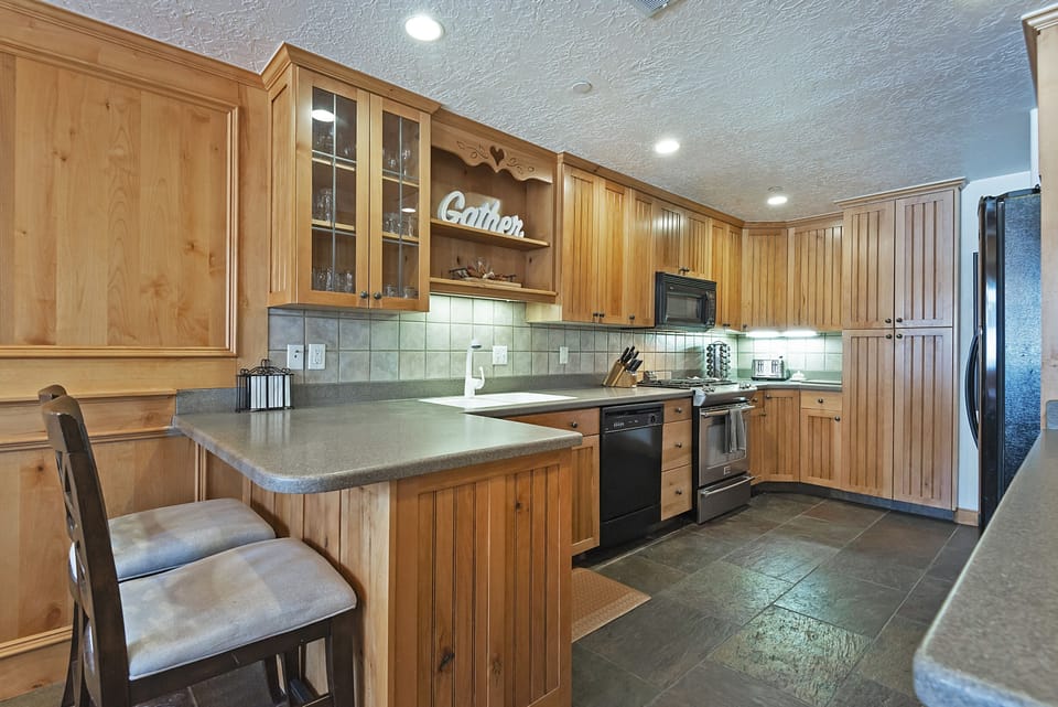 Chalet, 4 Bedrooms | Private kitchen | Fridge, oven, coffee/tea maker, toaster