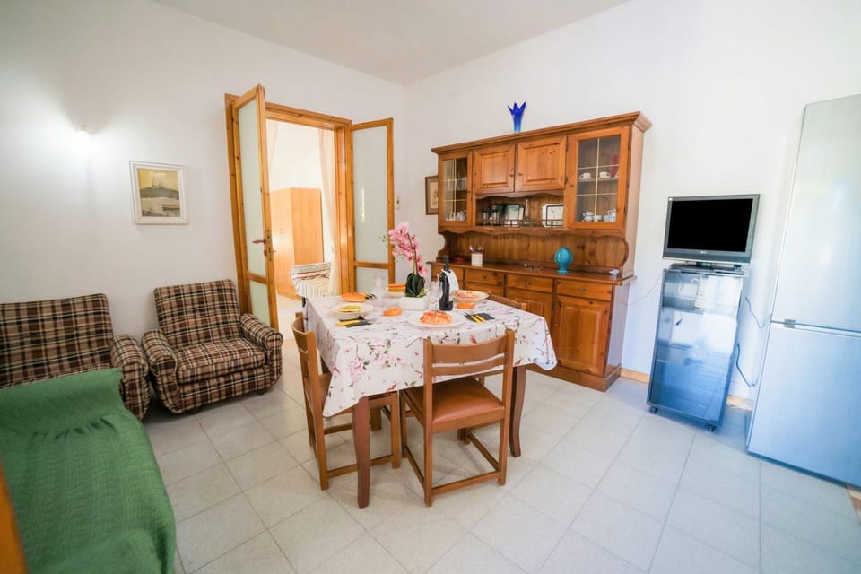 Standard Apartment, 3 Bedrooms, 2 Bathrooms (Villetta Fresca With Garden Near The) | Dining room