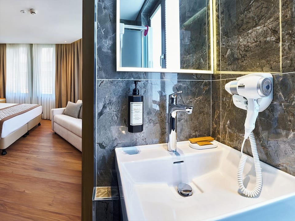 Suite, Corner | Minibar, in-room safe, soundproofing, iron/ironing board