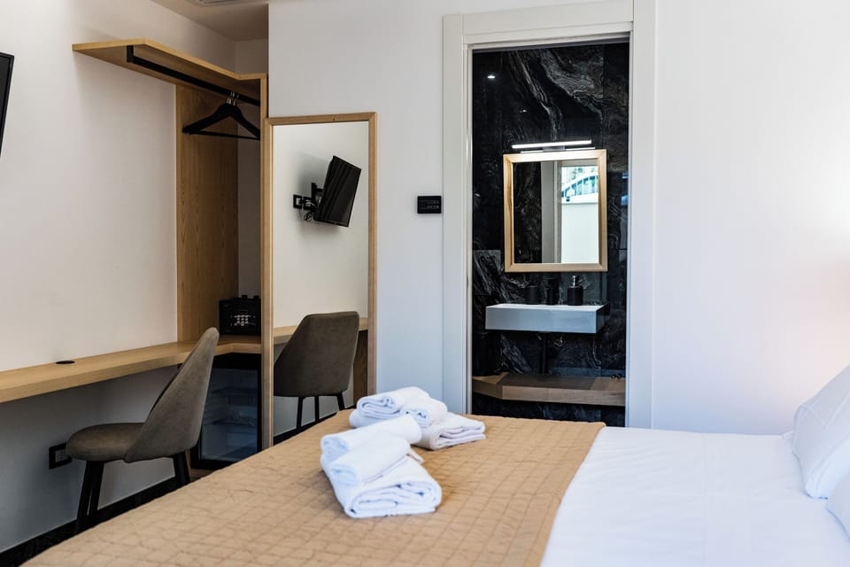 Design Room | Premium bedding, memory foam beds, minibar, in-room safe