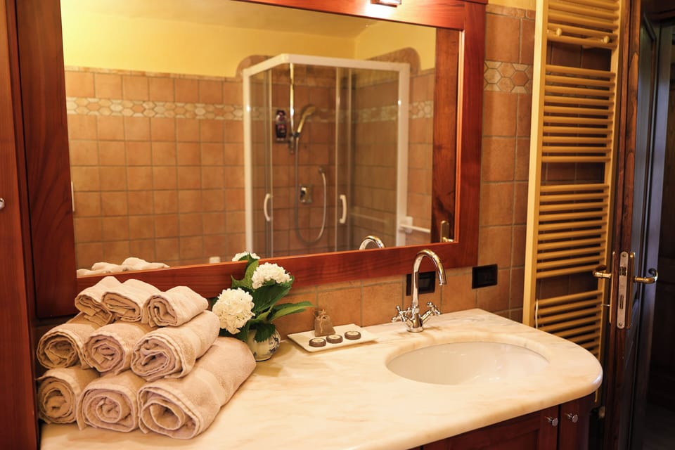 Room, Balcony | Bathroom | Shower, free toiletries, hair dryer, bidet