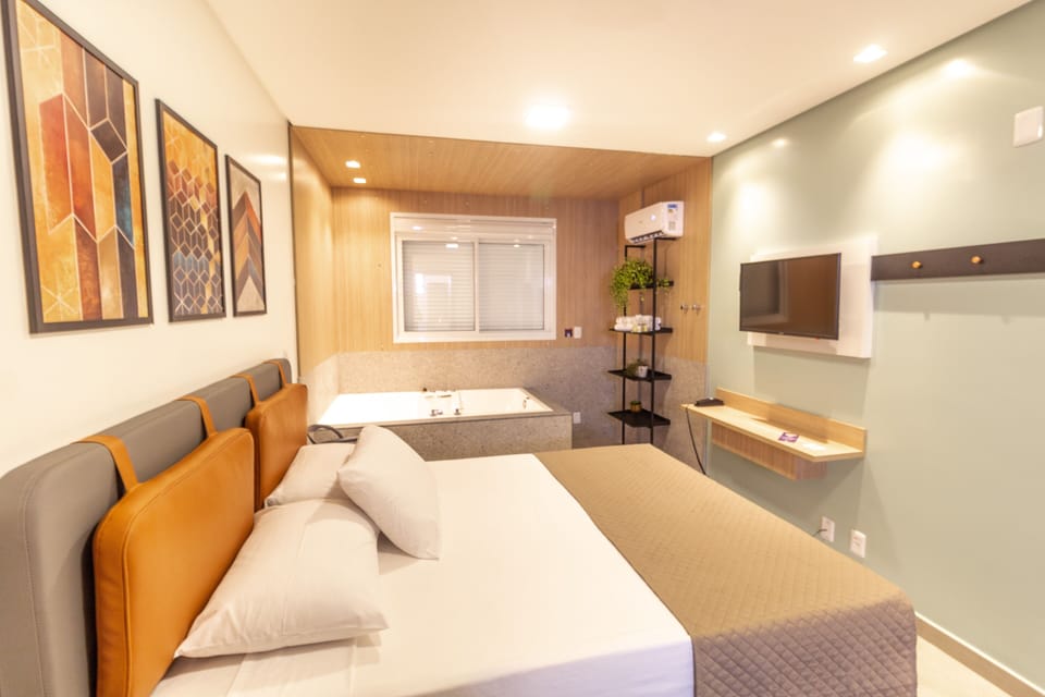 Deluxe Double Room, 1 King Bed | Minibar, blackout drapes, free WiFi, bed sheets