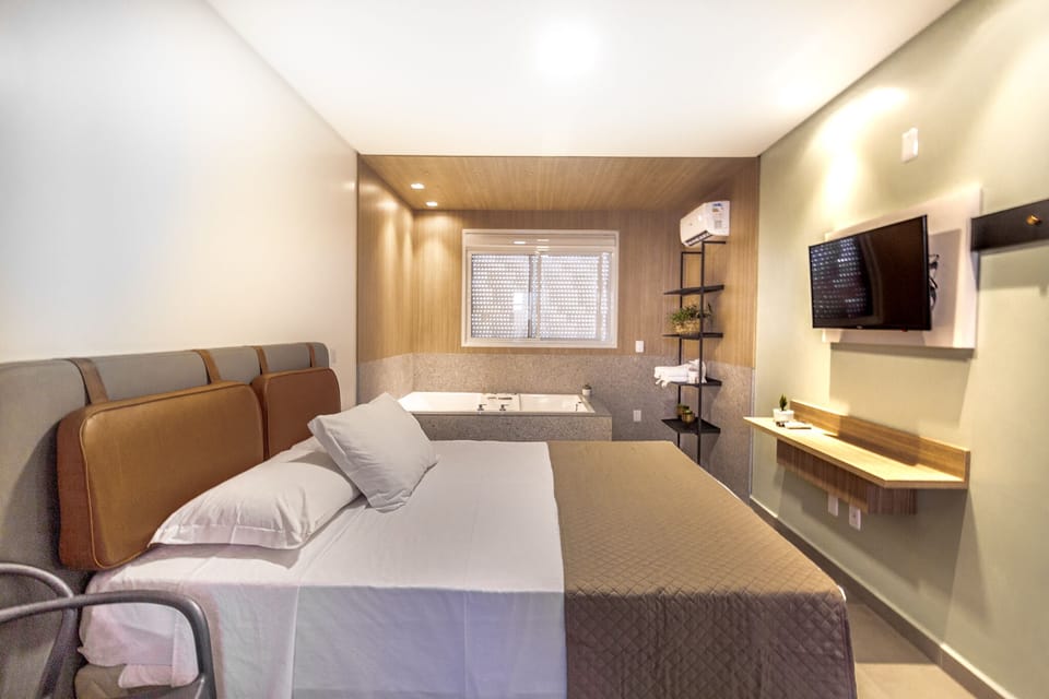 Deluxe Double Room, 1 King Bed | Minibar, blackout drapes, free WiFi, bed sheets