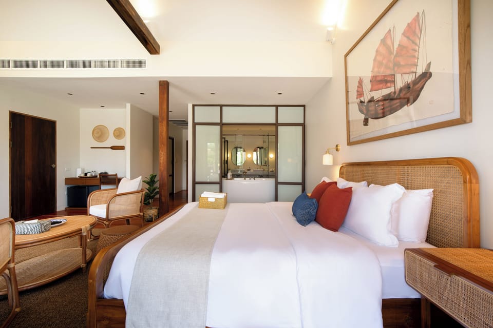 Signature Room, 1 King Bed, Bathtub, River View | Premium bedding, free minibar items, in-room safe