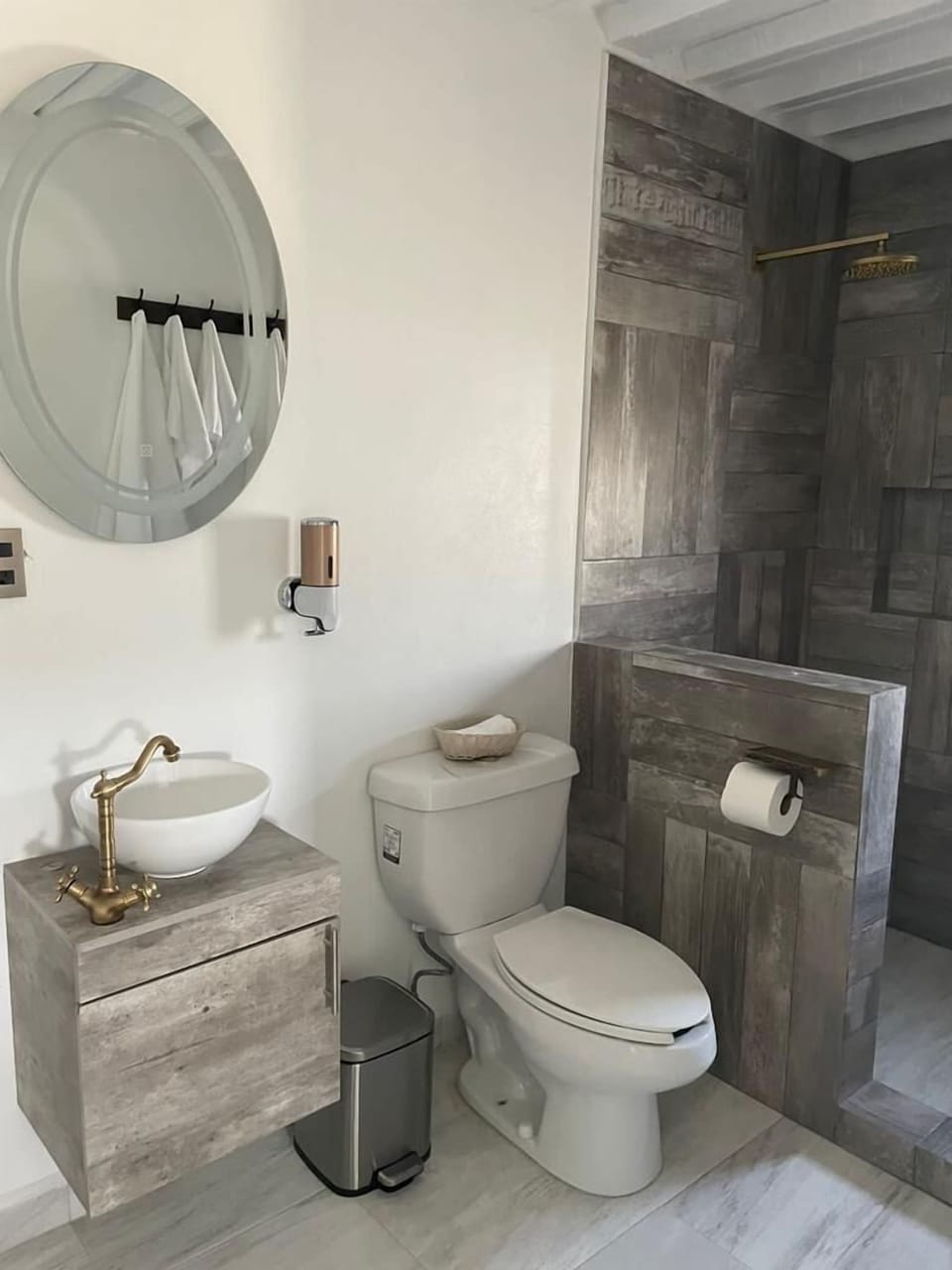 Deluxe Cabin | Bathroom | Shower, rainfall showerhead, free toiletries, towels