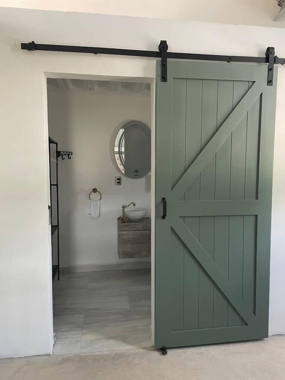 Deluxe Cabin | Bathroom | Shower, rainfall showerhead, free toiletries, towels
