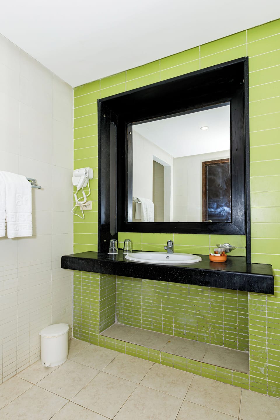 Standard Double Room | Bathroom | Towels