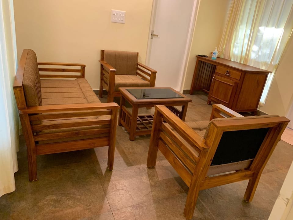 Deluxe Cottage, 1 King Bed, Non Smoking, Garden View | Living area