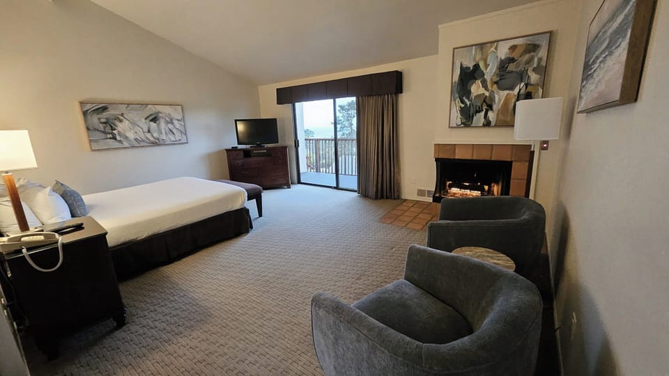 Deluxe Room | In-room safe, iron/ironing board, free WiFi, bed sheets