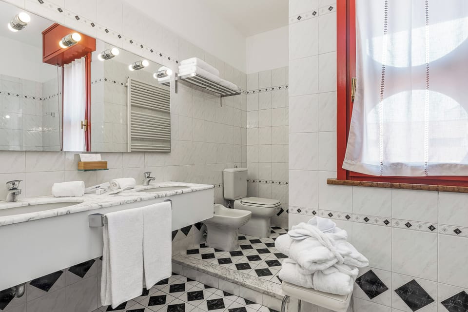 Deluxe Room, City View | Bathroom | Shower, hair dryer, bidet, towels