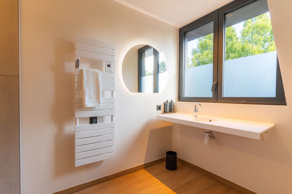 Comfort Double Room, 1 Queen Bed (1) | Bathroom | Shower, hair dryer, towels
