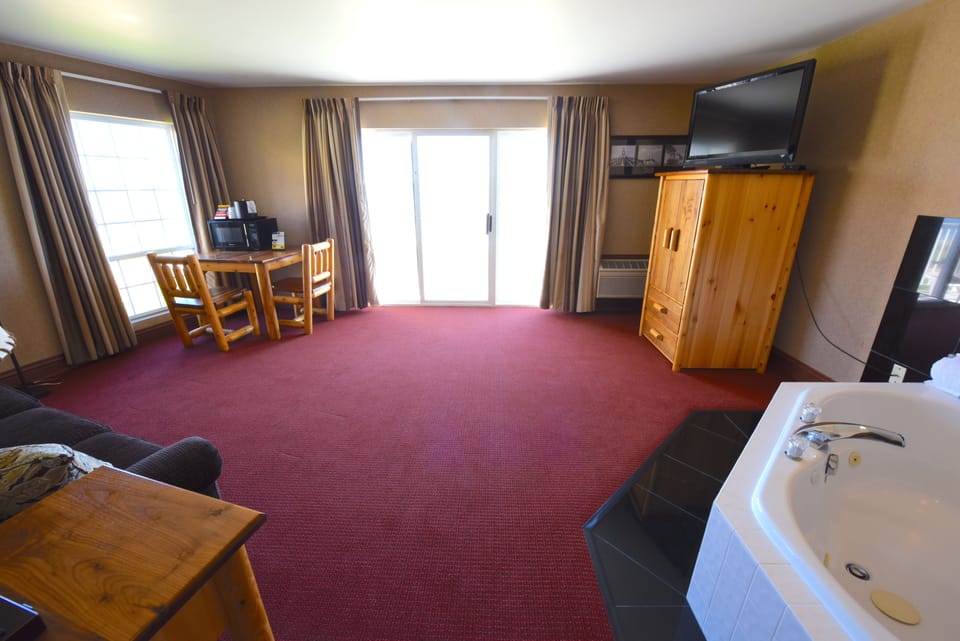 Standard Room, 1 King Bed, Jetted Tub, Lakeside | Jetted tub