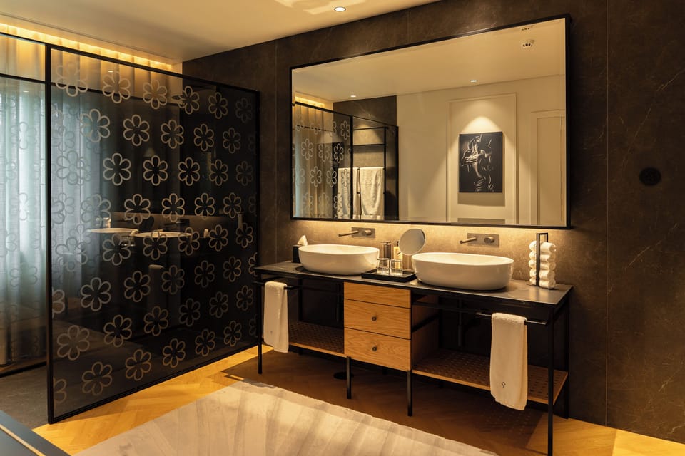 Quarto King Superior | Bathroom | Shower, designer toiletries, hair dryer, bathrobes
