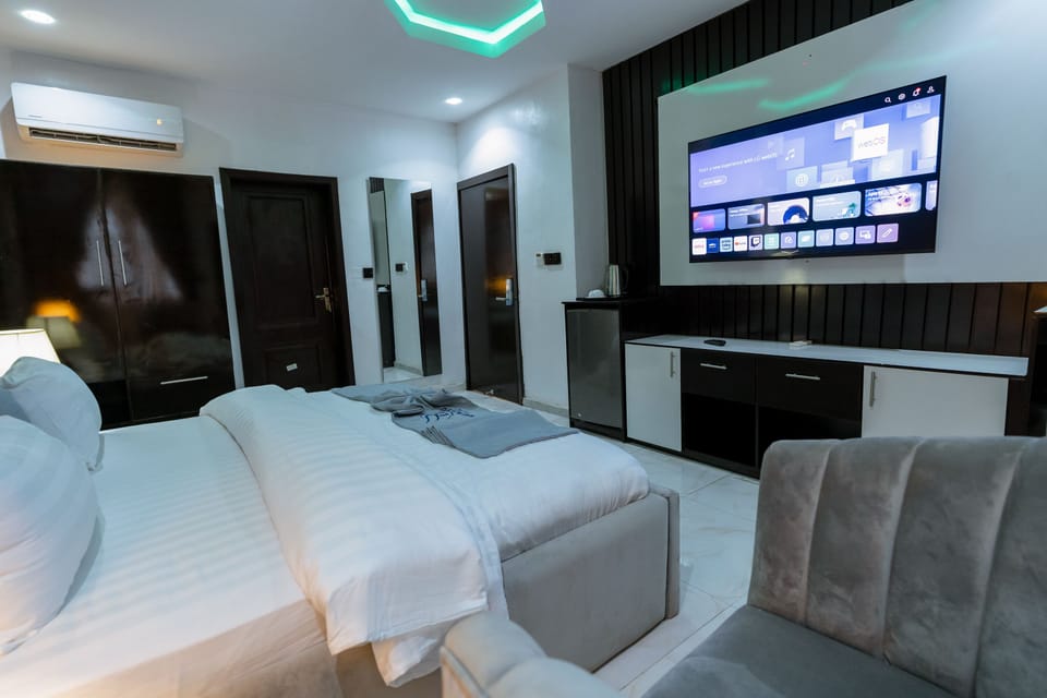 Deluxe Room, City View | In-room safe, desk, laptop workspace, blackout drapes