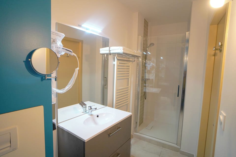 Comfort Double Room, City View | Bathroom | Free toiletries, hair dryer