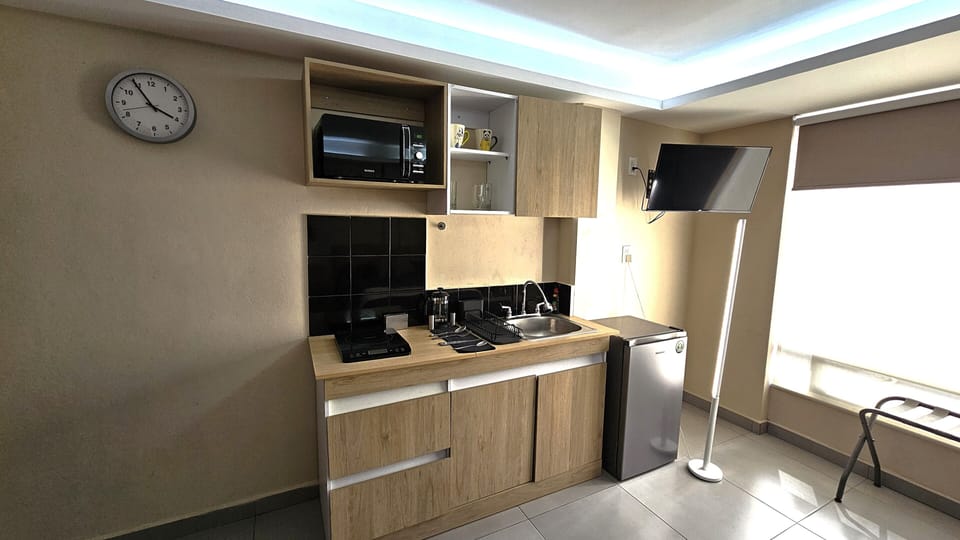 Coffee/tea maker, fridge, microwave, blender