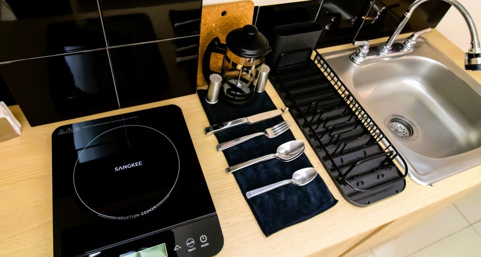 Deluxe Studio Suite, City View | Private kitchen | Coffee/tea maker, fridge, microwave, blender