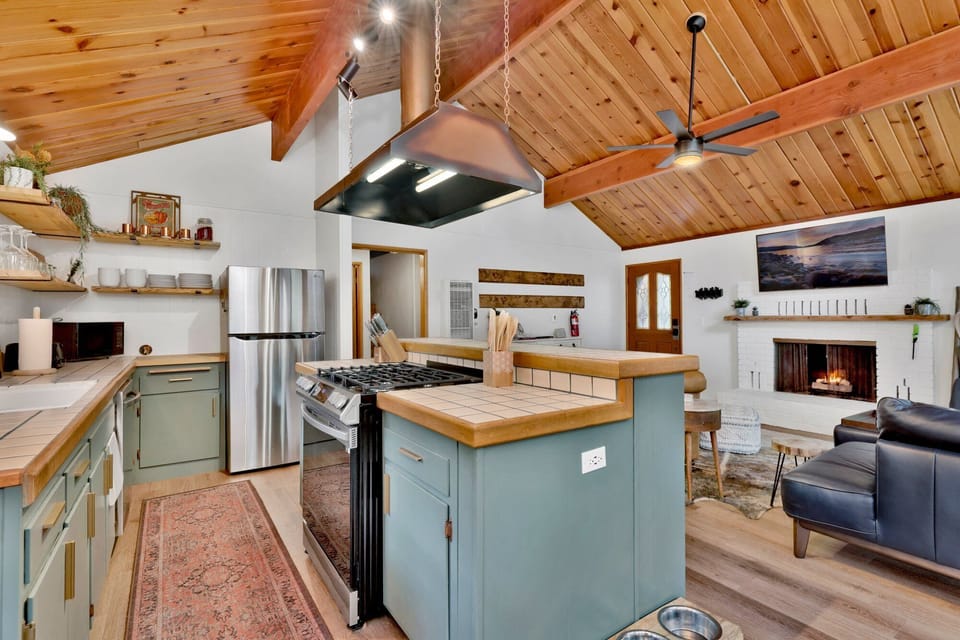 Cabin, Multiple Beds, Hot Tub, Mountain View (2165) | Private kitchen
